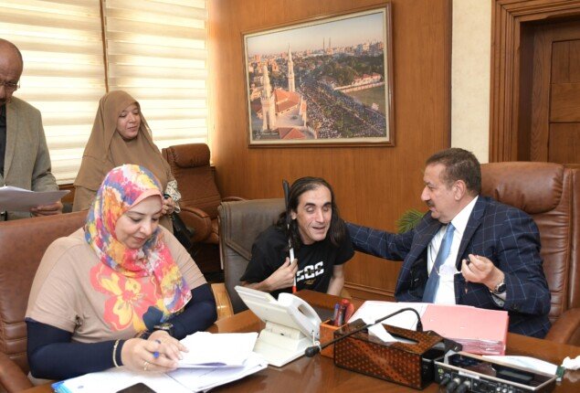 محافظ بورسعيد يستمع لمطالب المواطنين ويوجه بحلول عاجلة ويقدم مساعدات للأسر الأولى بالرعاية