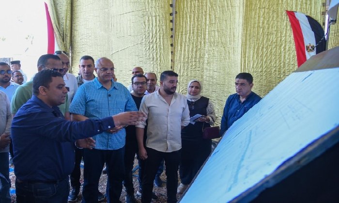 بعد معاناة استمرت 12 عامًا.. جمحافظ الإسكندرية يطلق أعمال رصف شارع الفتح بالعجمي