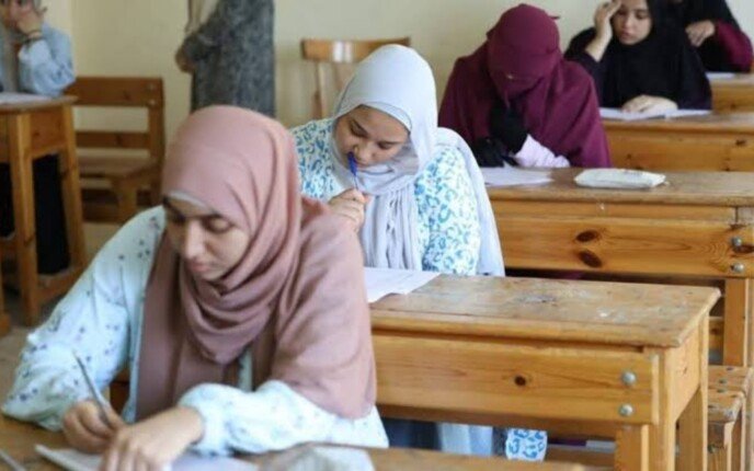 طلاب الجيزة يبدأون امتحانات الدور الثاني.. الجداول الكاملة لجميع المراحل