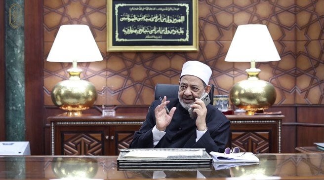 الأولى أدبي بالثانوية الأزهرية لـ شيخ الأزهر: ممكن تعرفلي أختي التوأم جابت كام؟ «فيديو»