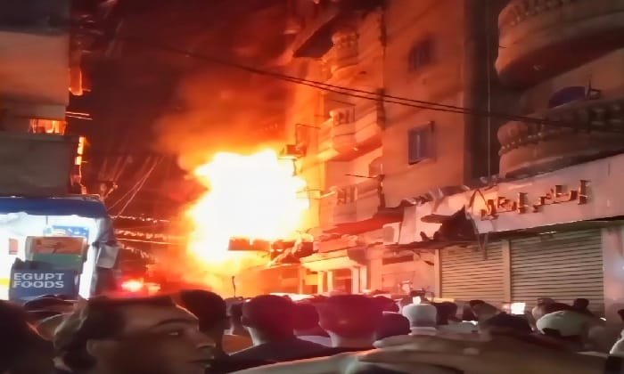 حريق داخل سنتر للمفروشات بمنطقة الورديان.. والدفع بسيارات الإطفاء للسيطرة على النيران