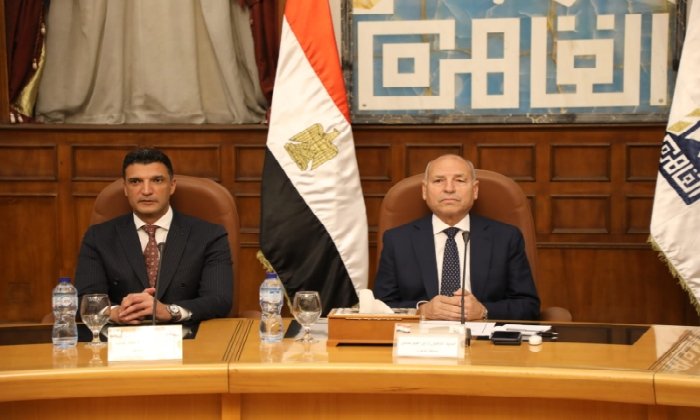 وزير الصناعة ومحافظ القاهرة يُسلمان 40 عقد تقنين أوضاع لمصانع وورش بمنطقة شق الثعبان الصناعية
