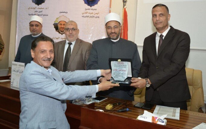 نائب محافظ الغربية وقيادات الأزهر يكرمون الزميل إيهاب زغلول لجهوده الإعلامية والتوعوية
