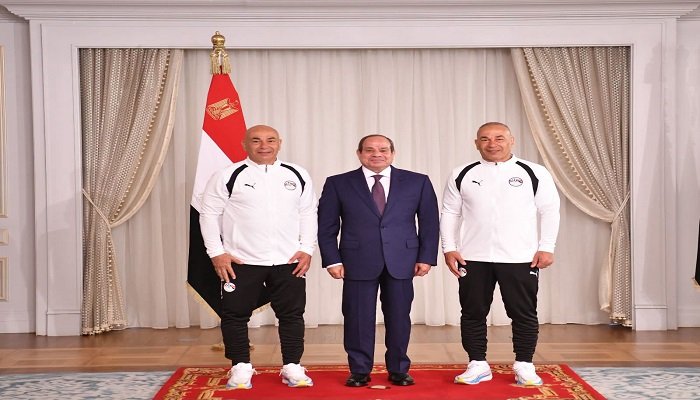 حسام حسن ينشر صورته مع الرئيس السيسي بعد تكريم منتخب مصر