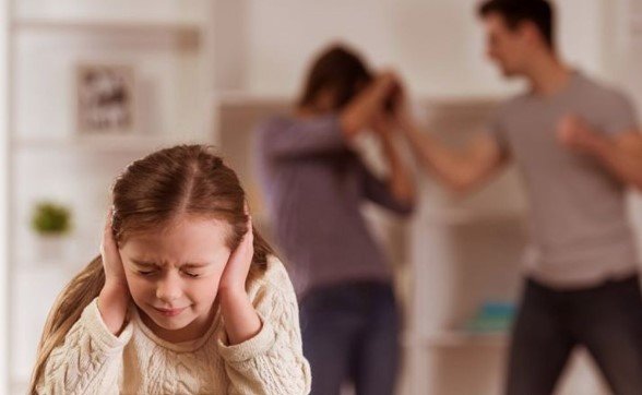ما حكم امتناع الزوج عن الإنفاق على أبنائه؟.. دار الإفتاء توضح
