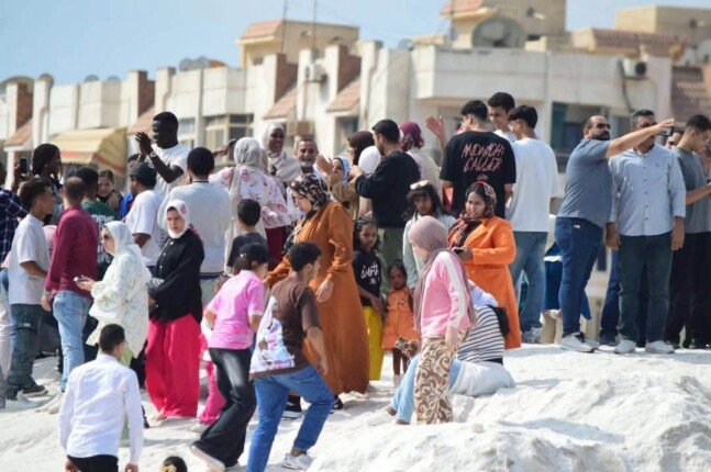 على غرار جبال الثلج الأوروبية.. «جبال الملح» ببورفؤاد تجذب آلاف الزوار في عطلة الأسبوع
