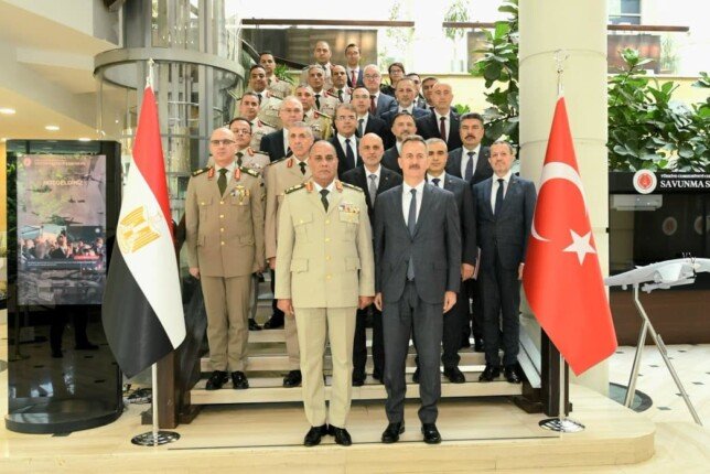 وزير الدفاع يعود إلى أرض الوطن بعد انتهاء زيارته الرسمية لتركيا (صور)