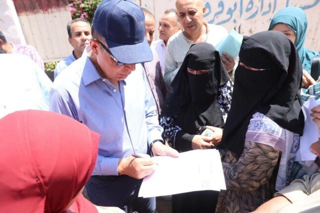 بينها «كشك» لسيدة وإعانات شهرية.. محافظ المنيا يستجيب لمطالب أهالي أبوقرقاص