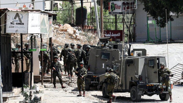 الاحتلال يعتقل 60 فلسطينيا في حملة مداهمات واسعة بالضفة الغربية