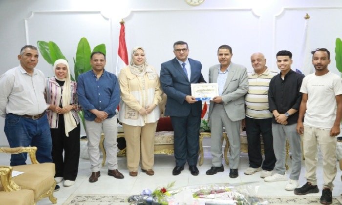 محافظ قنا يكرم أعضاء فرقة مكتبة الطفل والشباب بالمعنى لفوزهم بجائزة لجنة التحكيم الخاصة بالمهرجان الختامي للمسرح