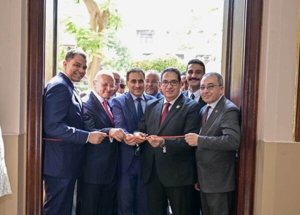 رئيس جامعة القاهرة يفتتح مشروعات التحول الرقمي بكلية الحقوق