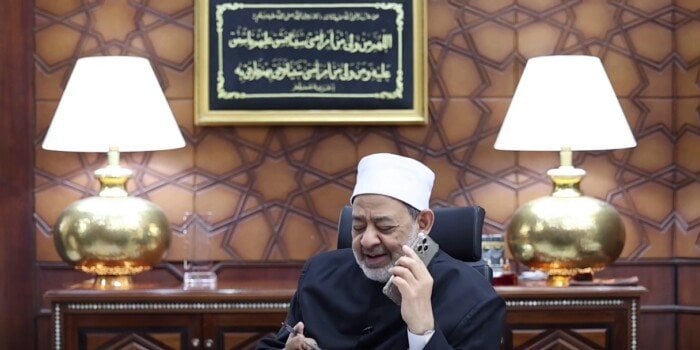 بين «هيبة العِلم» و«حياء العلماء».. كلمات خلّدت مفهوم الإنسانية في مكالمات شيخ الأزهر للمتفوقين