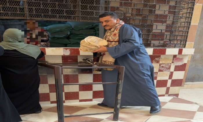 بالجلباب الصعيدي.. مدير الرقابة التموينية يتنكر في حملة لضبط مخالفات المخابز بكفر الدوار