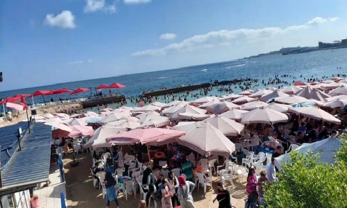 إقبال كثيف على شواطئ الإسكندرية مع استقرار حالة الطقس