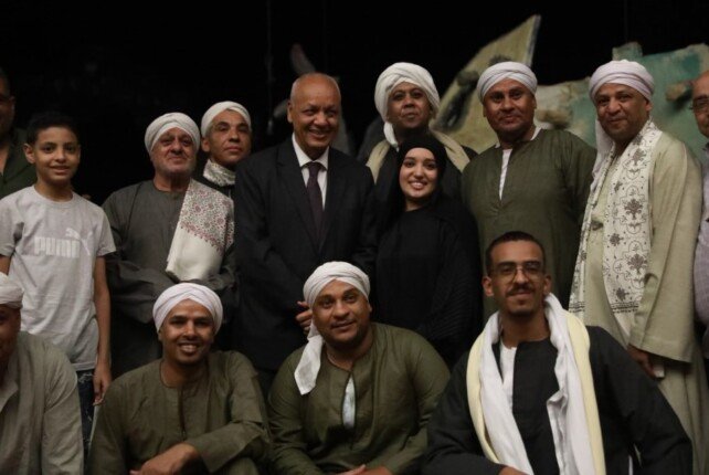 مصطفى بكري يُشيد بفرقة «أناكوندا» المسرحية: عرض يليق ببيئة الصعيد