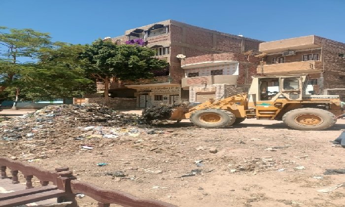 رفع أكثر من 39 طنًا من نواتج تطهير ترعة القصر بنجع حمادي استجابة لشكاوى المواطنين