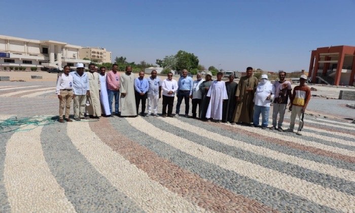 رئيس جامعة قنا يتفقد أعمال تطوير محيط كلية العلاج الطبيعي