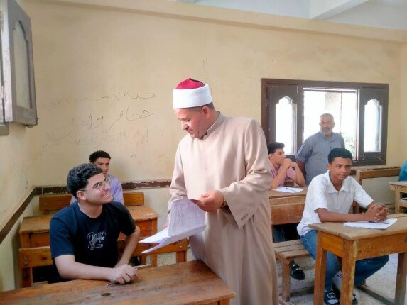 انضباط وهدوء باللجان.. رئيس أزهر القليوبية يتفقد امتحانات القسم الأدبي في «قليوب والقناطر»