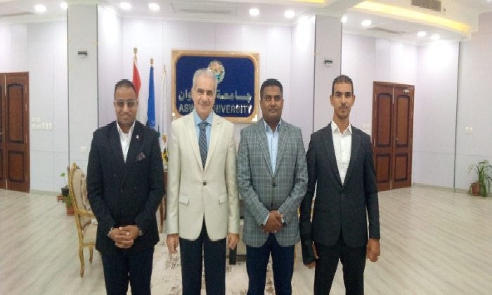 رئيس جامعة أسوان يؤكد دعم المبادرات الهادفة إلى مواجهة الظواهر السلبية بين الشباب