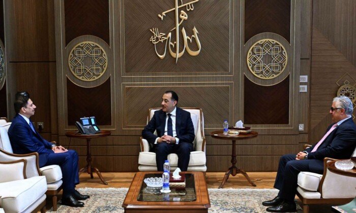 مدبولي يبحث مع رئيس موانئ دبي العالمية زيادة الاستثمارات بالمنطقة الاقتصادية لقناة السويس