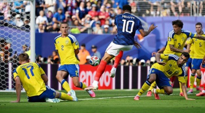 مبابي يواصل كتابة التاريخ.. تجاوز كلوزه ويقترب من رقم ميسي في كأس العالم
