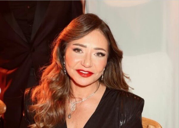 ليلى علوي تتألق بفستان باللون الأسود وتخطف الأنظار