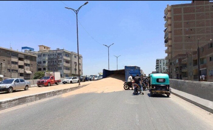انقلاب سيارة محملة بالقمح أعلى كوبري الشارع الجديد بشبرا الخيمة