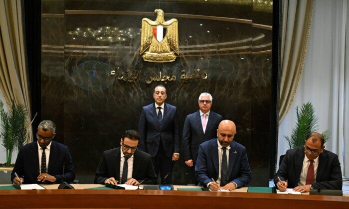 رئيس الوزراء يشهد توقيع 3 عقود لتقديم خدمات التخزين والتداول باقتصادية قناة السويس
