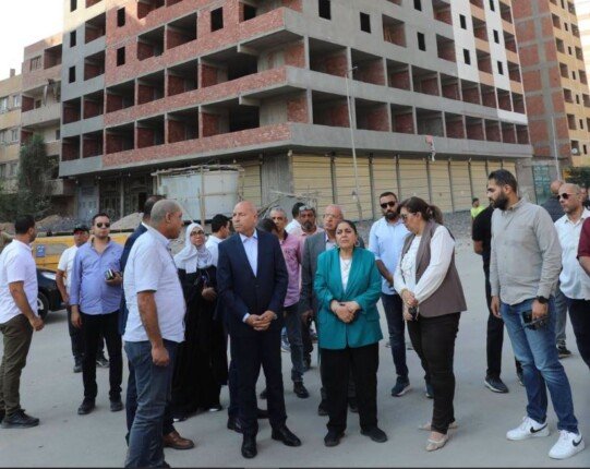 محافظ القاهرة يشرف على إزالة عقار مخالف من 12 طابقًا بمؤسسة الزكاة.. صور