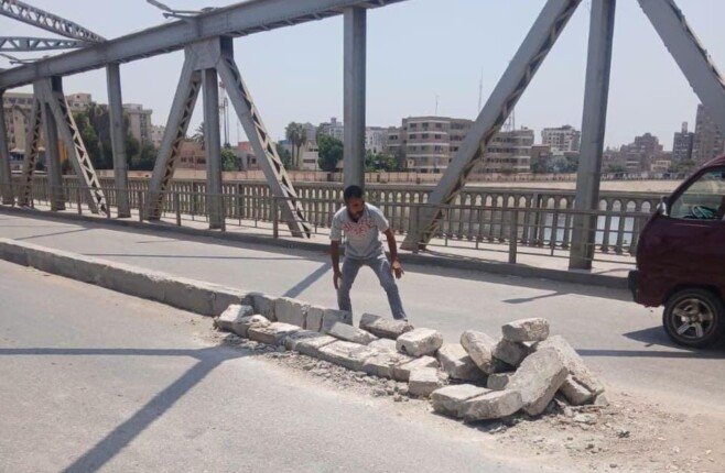 إصلاح الرصيف الأوسط بكوبري كفر الجزار في بنها عقب حادث مروري