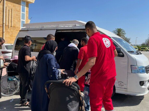 الهلال الأحمر يستقبل الدفعة 68 من الجرحى والمرضى الفلسطينيين (صور)