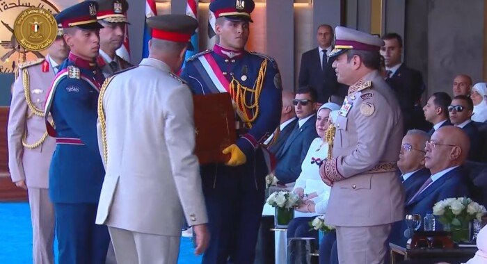 وزير الدفاع يقدم هدية تذكارية للرئيس السيسي خلال افتتاح مقر القيادة الاستراتيجية للدولة