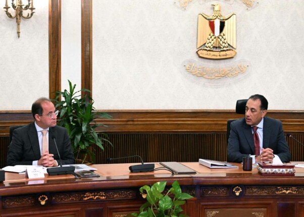 رئيس الوزراء يتابع مستجدات الموقف التنفيذي لمشروعات الطاقة الجديدة والمتجددة