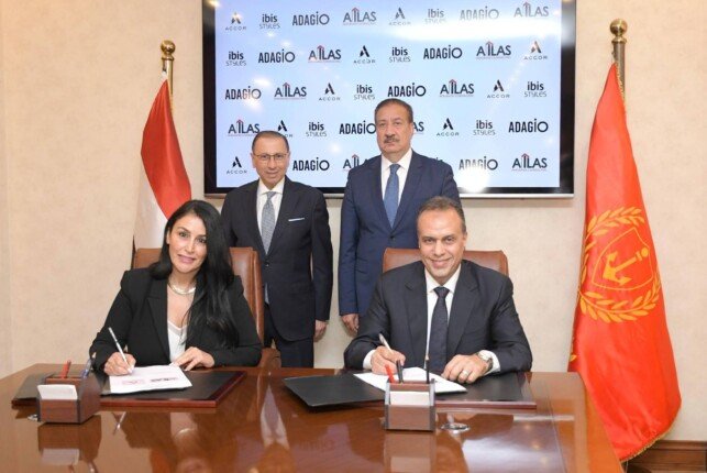 محافظ بورسعيد يشهد توقيع اتفاقية لإنشاء فندقي عالمي بقرية مرحبا