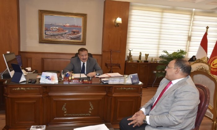 محافظ بورسعيد يبحث مع مدير هيئة الرعاية الصحية سبل الارتقاء بالخدمات الطبية