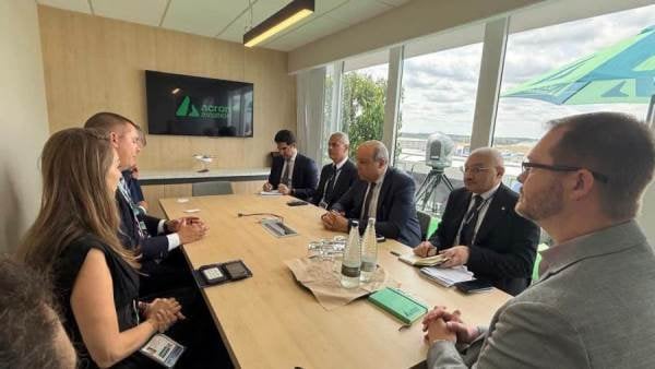 وزير الطيران المدني يبحث مع «Acron Aviation» البريطانية توسيع التعاون في تقنيات التدريب
