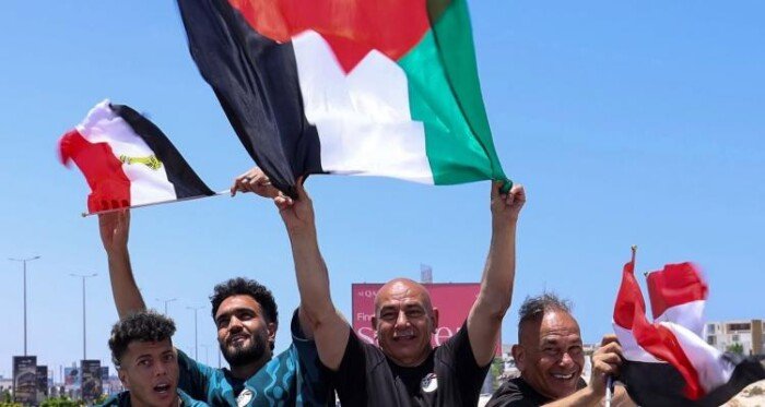 إعلام إسرائيلي يبرز رفع حسام حسن علم فلسطين في العلمين الجديدة
