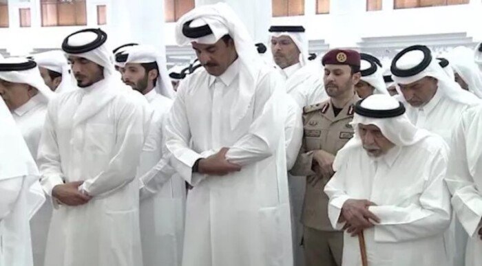 أمير قطر يتقدم المصلين في صلاة الجنازة على الشيخ حمد بن خليفة آل ثاني