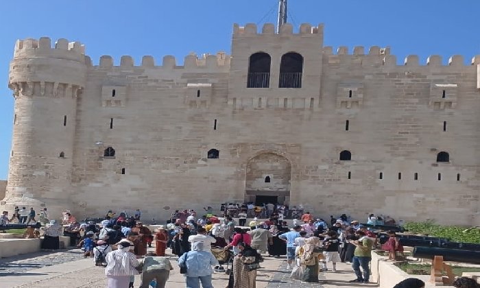 إقبال كثيف على قلعة قايتباي بعد فتح أبوابها مجانًا احتفالًا بالعيد القومي للإسكندرية
