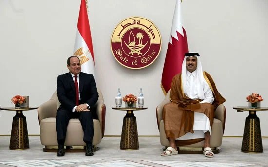 الرئيس السيسي يلتقي أمير قطر ويقدم واجب العزاء في وفاة الأمير الوالد