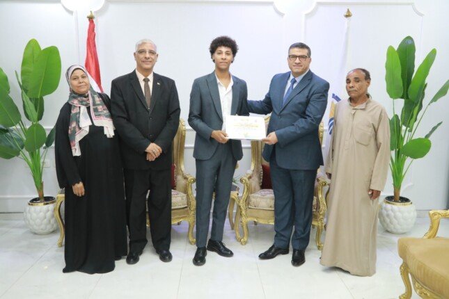 محافظ قنا يكرم أوائل التعليم الفني وصاحب المركز الثالث جمهوريًا في تحدي القراءة العربي