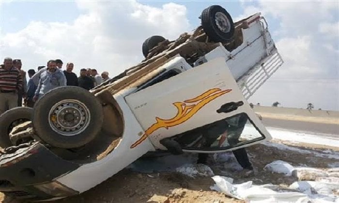 مصرع شخصين وإصابة 30 آخرين في انقلاب «ربع نقل» بصحراوي المنيا