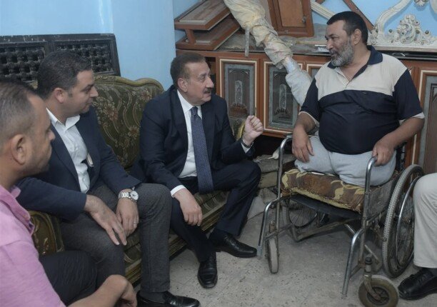 أهداه كرسيا كهربائيا.. محافظ بورسعيد يستجيب لحالة مريض مبتور القدمين ويزوره في منزله