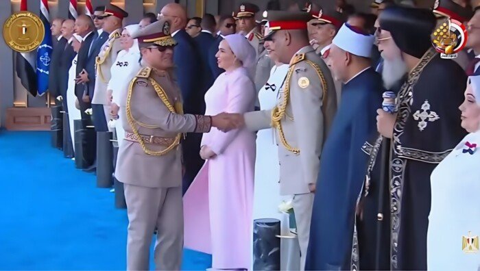 الرئيس السيسي يصافح وزراء الدفاع السابقين خلال افتتاح مقر القيادة الاستراتيجية للدولة «الأوكتاجون»