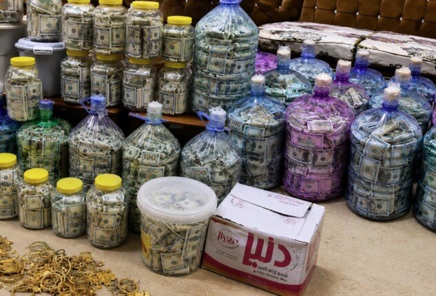 مخبأة داخل زجاجات.. ضبط 25 مليار دينار و4 كيلو ذهب في قضية عدنان الجميلي بالعراق