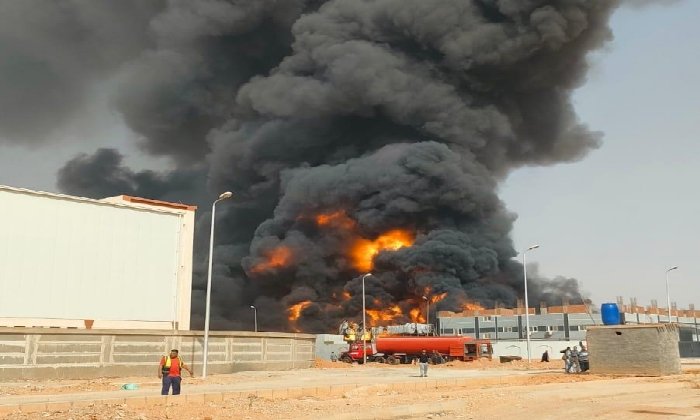 السيطرة على حريق كسارة وشونة لتخزين البلاستيك بالشرقية