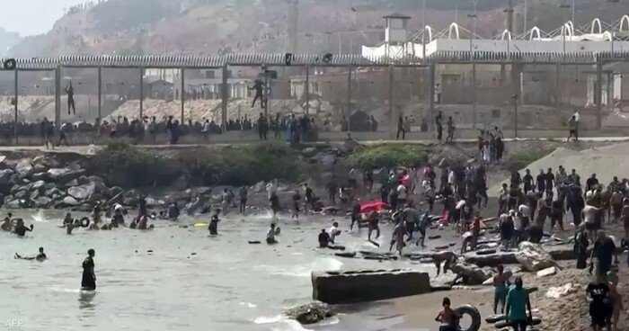 إسبانيا تعلن عودة 25 ألف مهاجر من سبتة إلى المغرب بعد أزمة العبور الجماعي