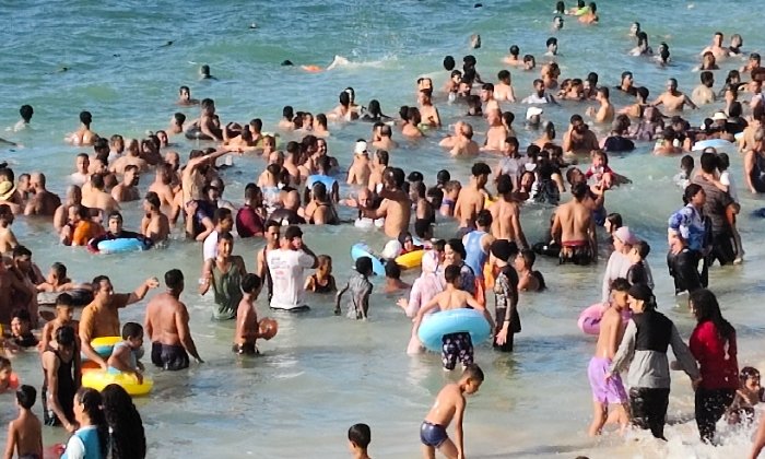 ​زحام شديد ورفع الرايات الحمراء.. إقبال تاريخى على شواطئ الإسكندرية