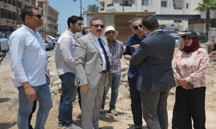 محافظ بورسعيد يتفقد أعمال الحفر وطبقة الأساس لتوسعات شارع غرب استاد النادي المصري