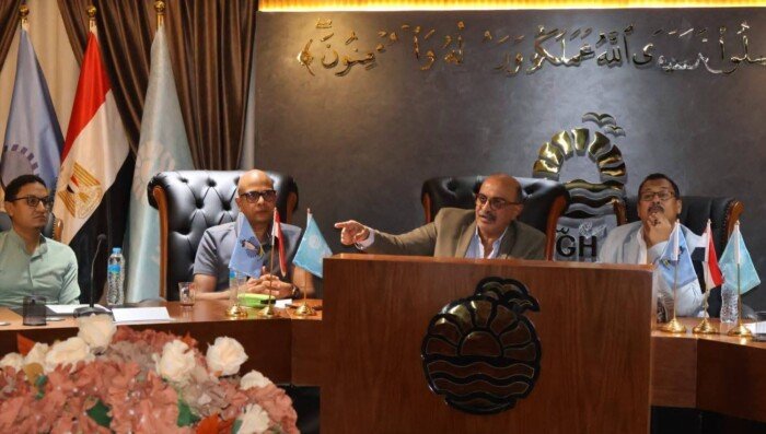 سكرتير عام مساعد البحر الأحمر يناقش استكمال المرافق وإزالة معوقات الخطة الاستثمارية بمدن المحافظة